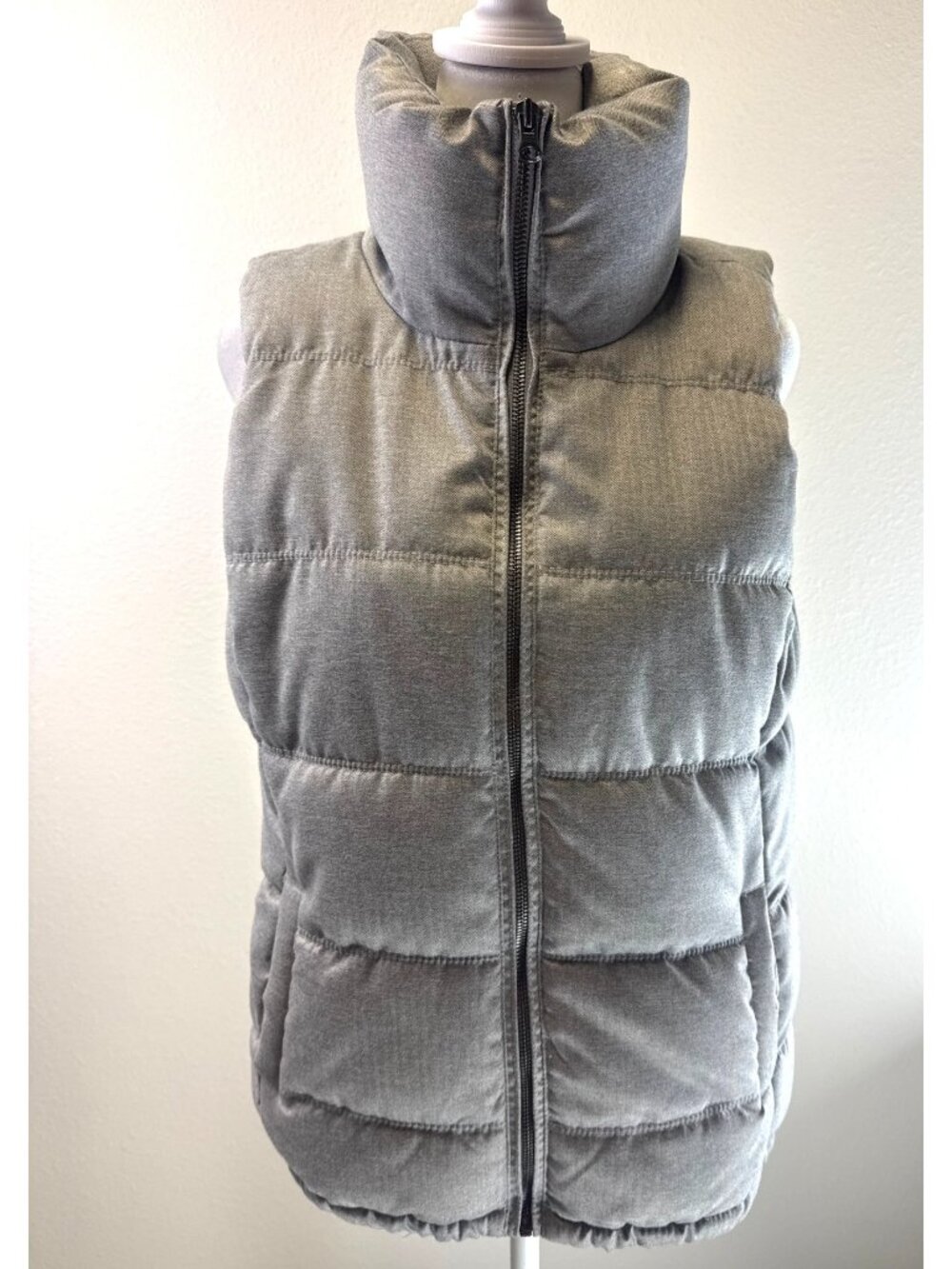 Old Navy Womens Puffer Vest Gray Small Lightweight Full-Zip High Collar Outdoors